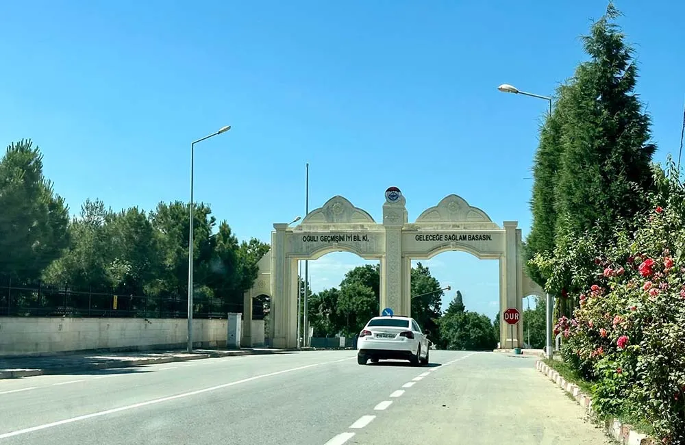 Entrada da cidade de Sogut, Turquia Entrada da cidade de Sogut, Turquia