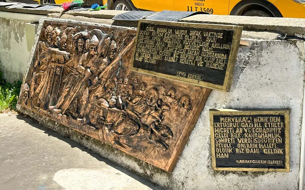 Placa de homenagem a Ertugrul e sua tribo, em Sogut, Turquia. Placa de homenagem a Ertugrul e sua tribo