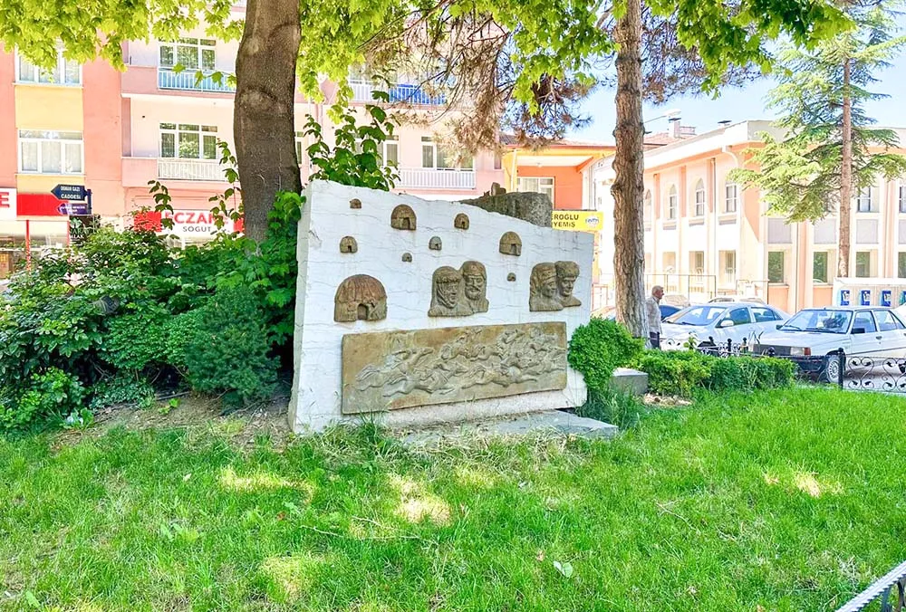 Homenagem aos antepassados em um jardim de Sogut, Turquia Homenagem aos antepassados em Sogut, Turquia