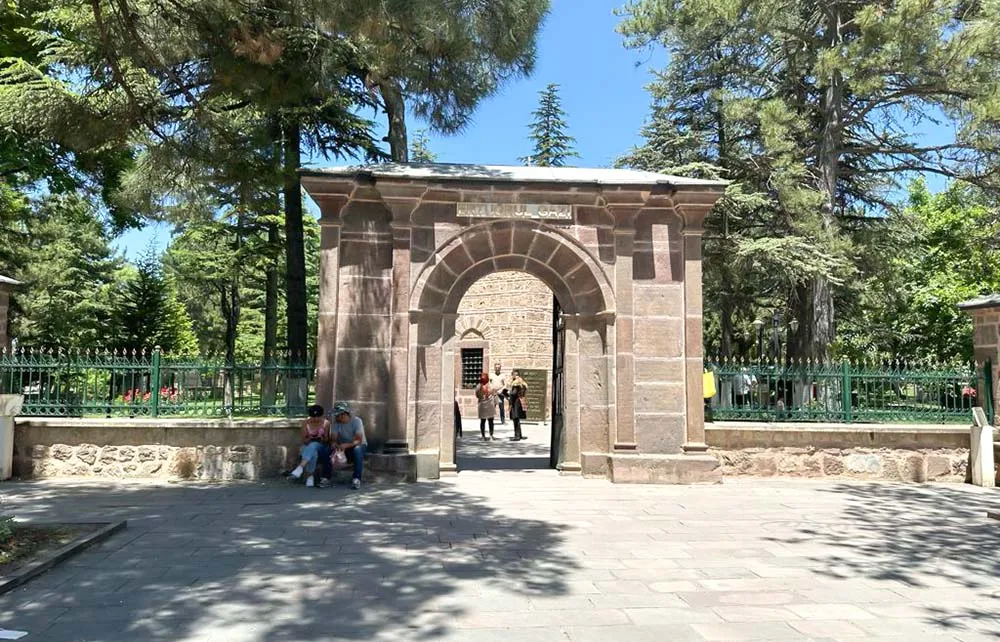 Entrada do Mausoléu de Ertugrul, em Sogut, Turquia Entrada do Mausoléu de Ertugrul, em Sogut, Turquia