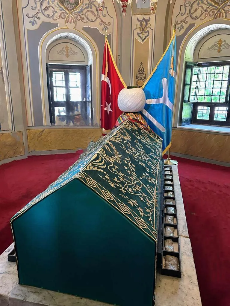 Urna funerária de Ertugrul no Mausoléu de Ertugrul, em Sogut, Turquia Urna funerária de Ertugrul no Mausoléu de Ertugrul