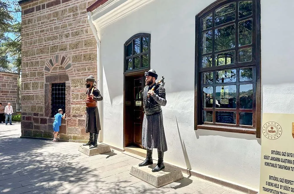 Guardas na entrada do Mausoléu de Ertugrul, em Sogut, Turquia Guardas na entrada do Mausoléu de Ertugrul