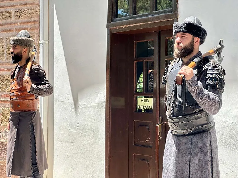 Guarda de honra vestida como no tempo dos alps, em Sogut, Turquia Guarda de honra vestida como no tempo dos alps