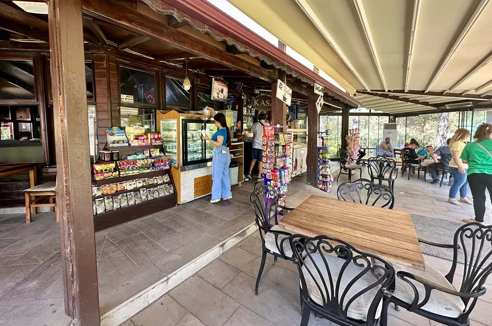 Restaurante perto do Mausoléu de Ertugrul, em Sogut, Turquia Restaurante de Sogut, Turquia