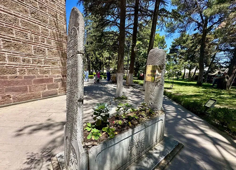 Túmulo de Halime, mulher de Ertugrul, em Sogut, Turquia Túmulo de Halime, mulher de Ertugrul