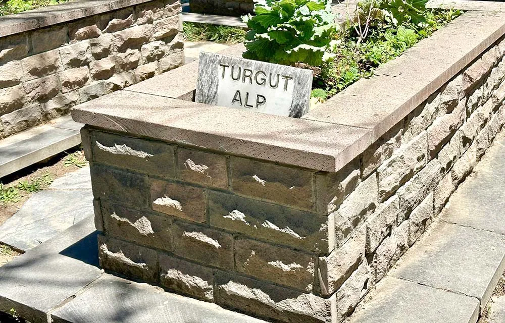 Tumba honorária de Turgut, no Mausoléu de Ertugrul, em Sogut, Turquia Tumba honorária de Turgut, no Mausoléu de Ertugrul