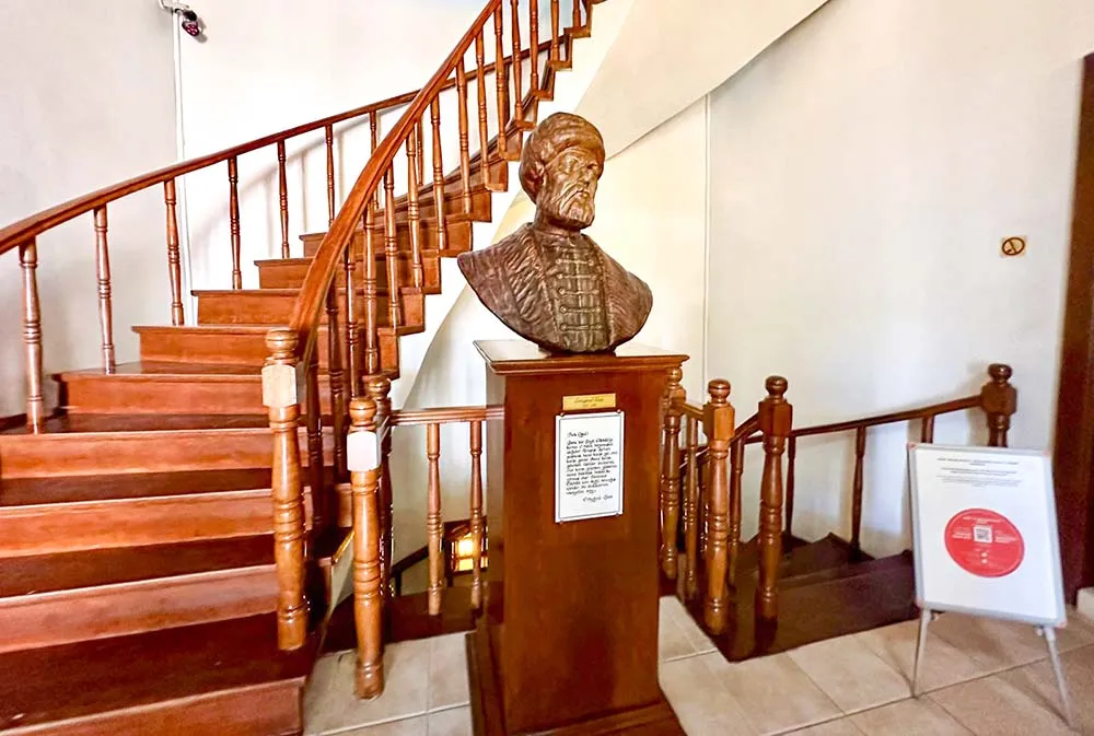 Busto de Ertugrul, na entrada do Museu de Ertugrul, em Sogut, Turquia Busto de Ertugrul, no Museu de Ertugrul