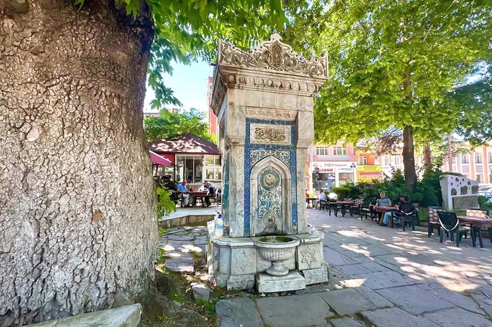 A Fonte do Governador, em Sogut, Turquia A Fonte do Governador, em Sogut, Turquia