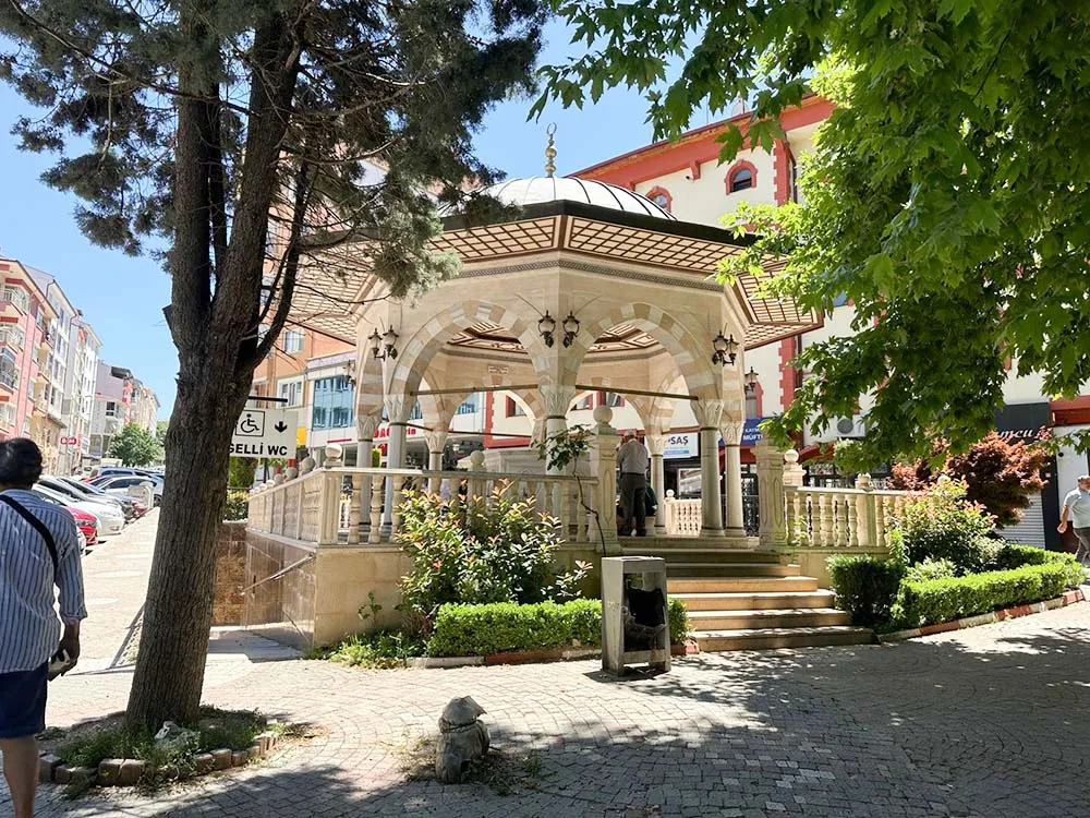O coreto da praça de Sogut, Turquia O coreto da praça