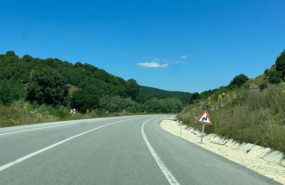 A rodovia que leva a Sogut, Turquia A rodovia que leva a Sogut, Turquia