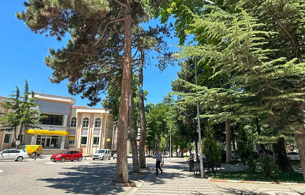 Centro da cidade de Sogut, na Turquia Sogut, uma das muitas cidades arborizadas na Turquia
