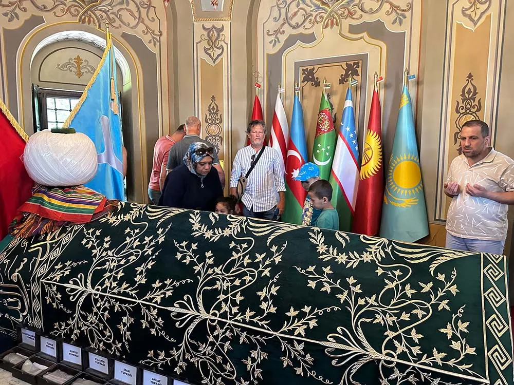 Visitantes no túmulo de Ertugrul, no Mausoléu de Ertugrul, em Sogut, Turquia Mausoléu de Ertugrul