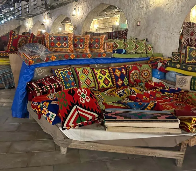 Tapetes no Souq Waqif, em Doha, Qatar