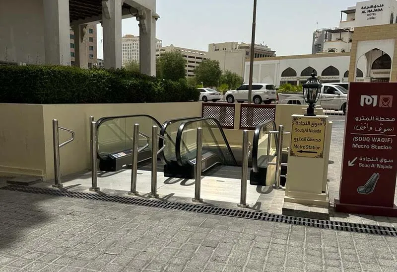 Estação do metrô em Doha, Qatar