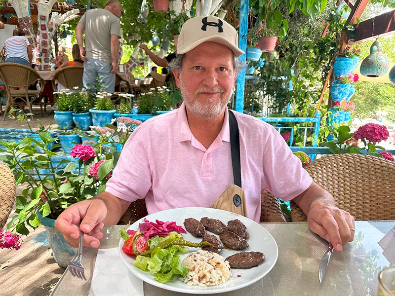 João Miguel almoçando no Sirincem, em Sirince, Turquia