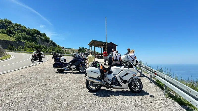 Motoqueiros no Parque nacional Lovcen, em Montenegro motoqueiros
