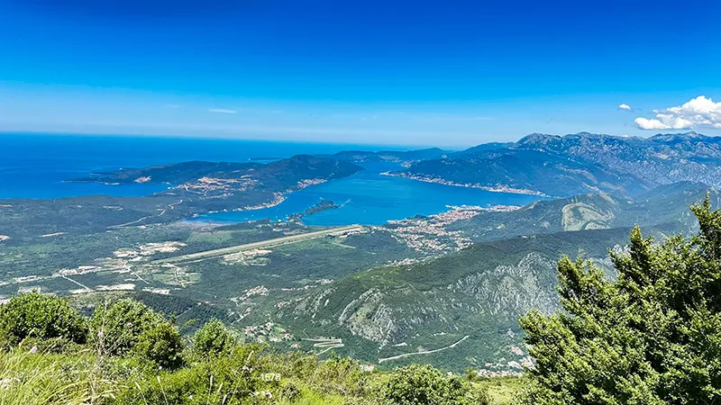 Baía de Kotor vista do alto do Parque Nacional de Lovcen, em Montenegro Baía de Kotor