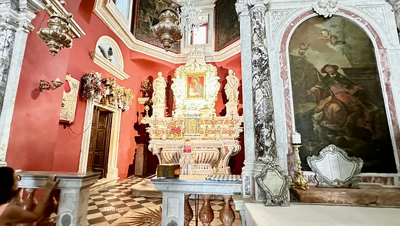 O Altar da Igreja de Nossa Senhora das Rochas, na Baía de Kotor, Montenegro Altar da Igreja de Nossa Senhora das Rochas