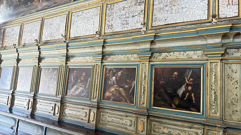 As paredes da Igreja de Nossa Senhora das Rochas, na Baía de Kotor, Montenegro As pinturas das paredes da Igreja de Nossa Senhora das Rochas