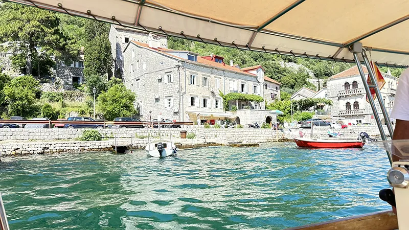 O atracadouro onde pegamos o barco para a Ilha de Nossa Senhora das Rochas, em Perast, Montenegro Perast