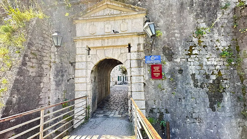 O Portão do Norte da Cidade Velha de Kotor, Montenegro Portão do Norte, em Kotor, Montenegro