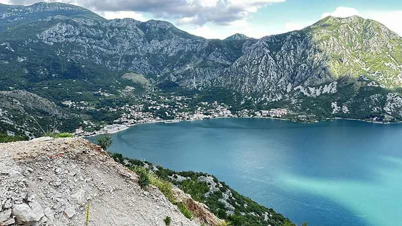 A baía de Kotor e as várias cidades às margens do Adriático Baía de Kotor e as montanhas em torno