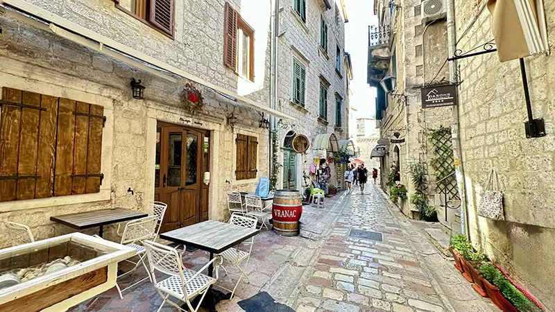 As ruas de pedras da cidade antiga de Kotor, Montenegro rua de pedras