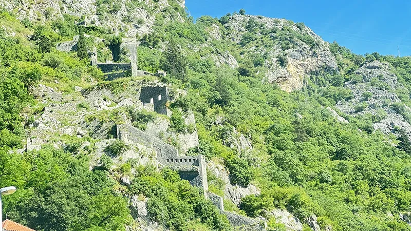 As muralhas da fortaleza de São João, em Kotor, Montenegro As muralhas da fortaleza de São João