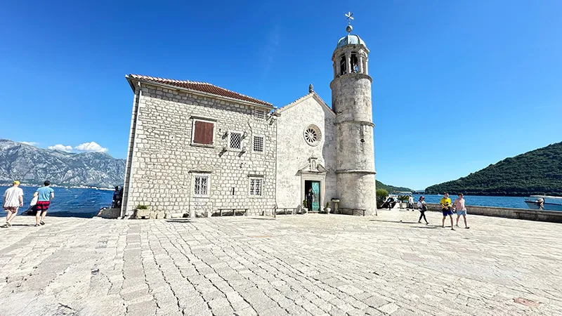 Igreja de Nossa Senhora das Rochas na Baía de Kotor, Montenegro Igreja de Nossa Senhora das Rochas
