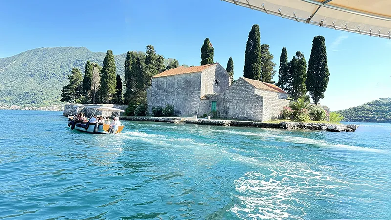 A Ilha de São Jorge, na Baía de Kotor, Montenegro A Ilha de São Jorge com o mosteiro e o cemitério