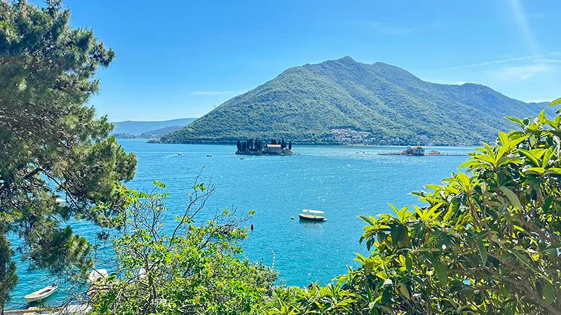 Ilha de São Jorge e Ilha de Nossa Senhora das Rochas, na Baía de Kotor, Montenegro Ilha de São Jorge e Ilha de Nossa Senhora das Rochas