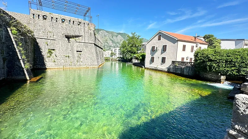Kotor: experiências autênticas em Montenegro 5 Muralha e o Rio Skurda, em Kotor, Montenegro
