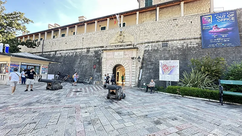 O Portão do Mar, entrada da Cidade Velha de Kotor, Montenegro Portão do Mar, em Kotor