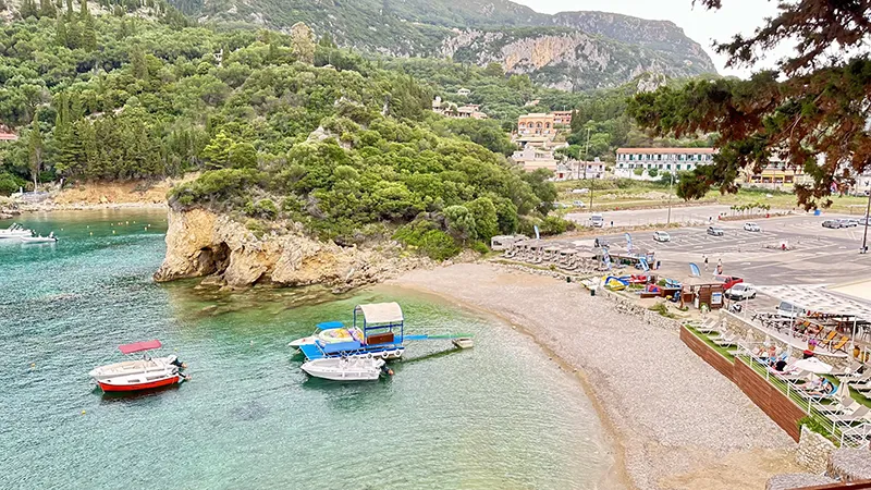 Paleokastritsa, uma entre as melhores praias de Corfu, na Grécia 