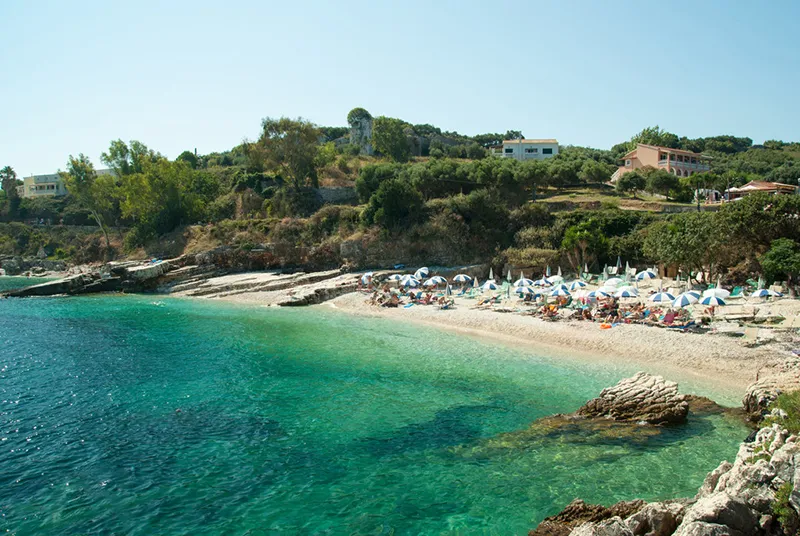 kassiopi Beach, uma das 10 melhores praias de Corfu, Grécia