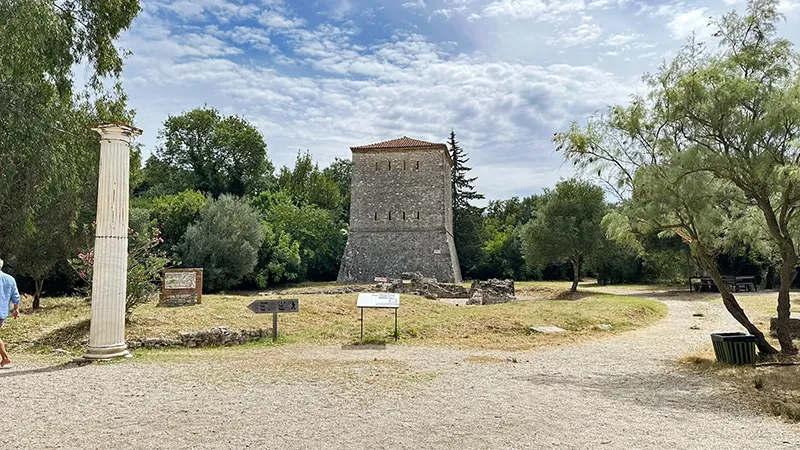 Torre na entrada de Butrint, em Saranda, Albânia Butrint, em Saranda, Albânia