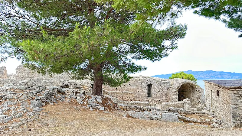 Monastério dos Quarenta Santos, em Saranda, na Albânia Monastério dos Quarenta Santos