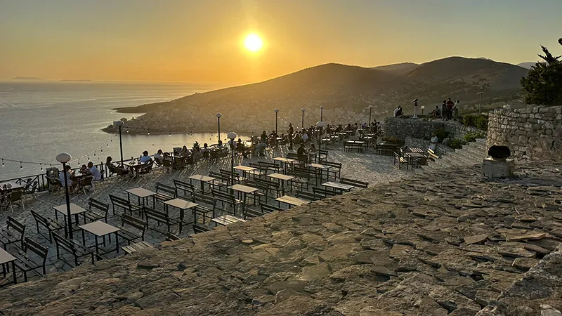 Pôr do sol no Castelo de Lekuresi, em Saranda, Albânia Castelo de Lekuresi