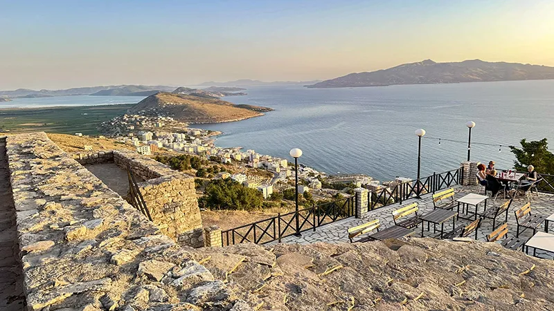 A vista das ilhas gregas, do Castelo de Lekuresi, em Saranda, Albânia Castelo de Lekuresi, em Saranda, Albânia