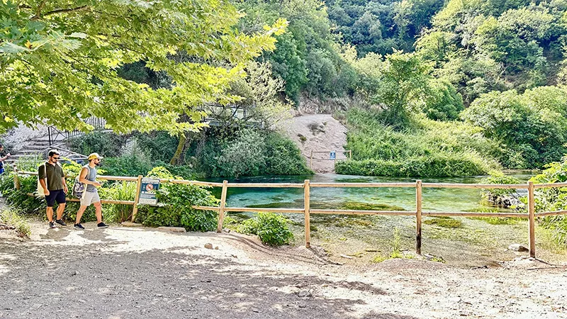 Cerca em torno do Olho Azul, na Albânia Olho Azul, na Albânia