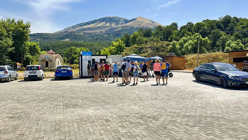 Estacuinamento no Olho Azul, na Albânia Olho Azul, na Albânia