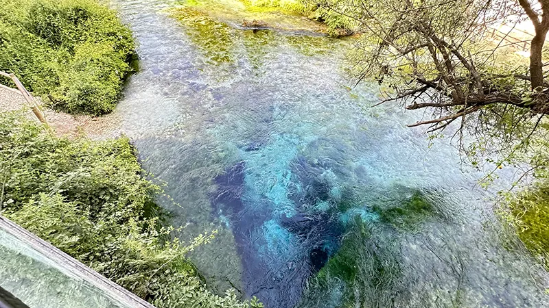 as águas do Olho Azul, na Albânia Olho Azul, na Albânia