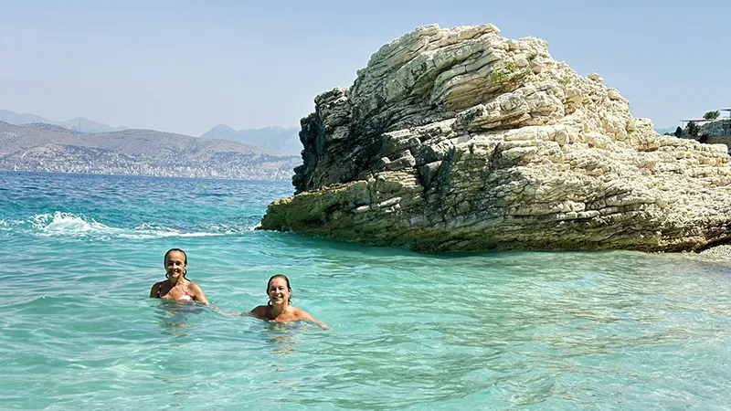 Saranda: todos os motivos para você conhecer esta cidade albanesa 5 Claudia e Sonia em Pulebardha Beach, Albânia