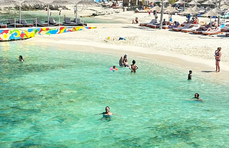 eu nas águas da Plazhi Gjiri Sarandë, em Saranda, Albânia Plazhi Gjiri Sarandë, em Saranda, Albânia
