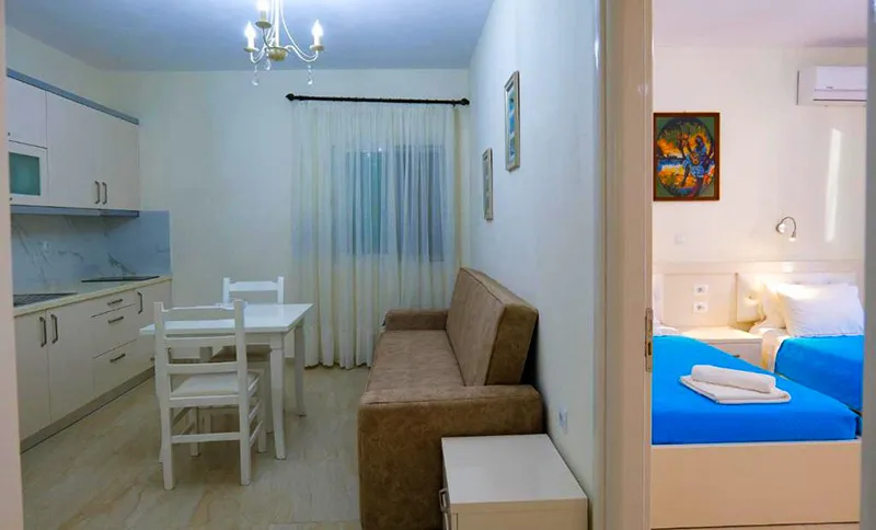 Sala e cozinha da acomodação em Saranda, Albânia - Synny Holiday Apartments Acomodação em Saranda, Albânia - Sunny Holiday Apartments