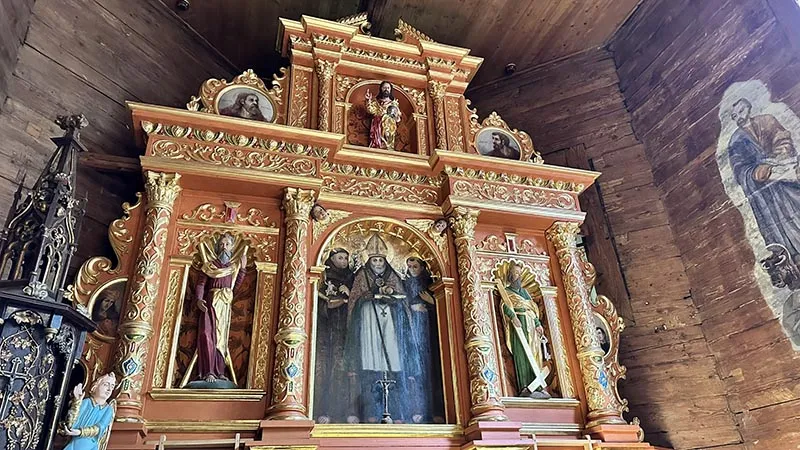 Altar da Igreja dos Santos Filipe e Jacó, em Secowa, Polônia Rota das Igrejas de Madeira da Pequena Polônia - Igreja dos Santos Filipe e Jacó, em Secowa, Polônia