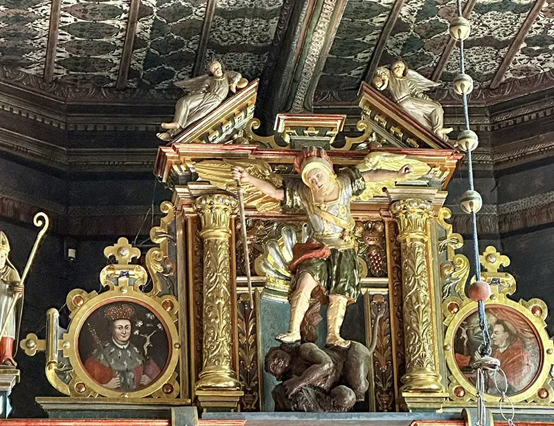 São Miguel Arcanjo, no lugar mais alto do altar, na Igreja de São Miguel Arcanjo, em Binarowa, Polônia Igreja de São Miguel Arcanjo, em Binarowa, Polônia