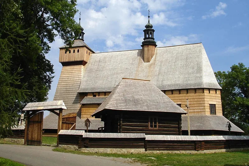 Igreja da Assunção da Virgem Maria e São Miguel Arcanjo, em Haczów, Polônia Igreja da Assunção da Virgem Maria e São Miguel Arcanjo, em Haczów, Polônia