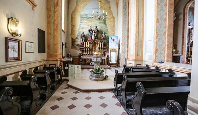 A Capela da Sagrada Família da Basílica de Nossa Senhora da Apresentação da Bem-Aventurada Virgem Maria, em Wadowice, Polônia. A pequena Capela da Sagrada Família com a pia batismal, usada no batismo de João Paulo II