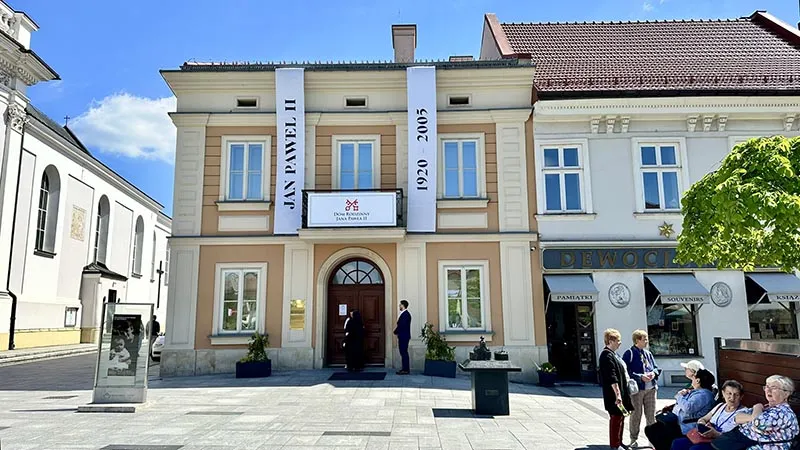 A fachada do Museu-casa de João Paulo II e sua família, em Wadowice, Polônia A fachada do Museu -casa de João Paulo II e sua família